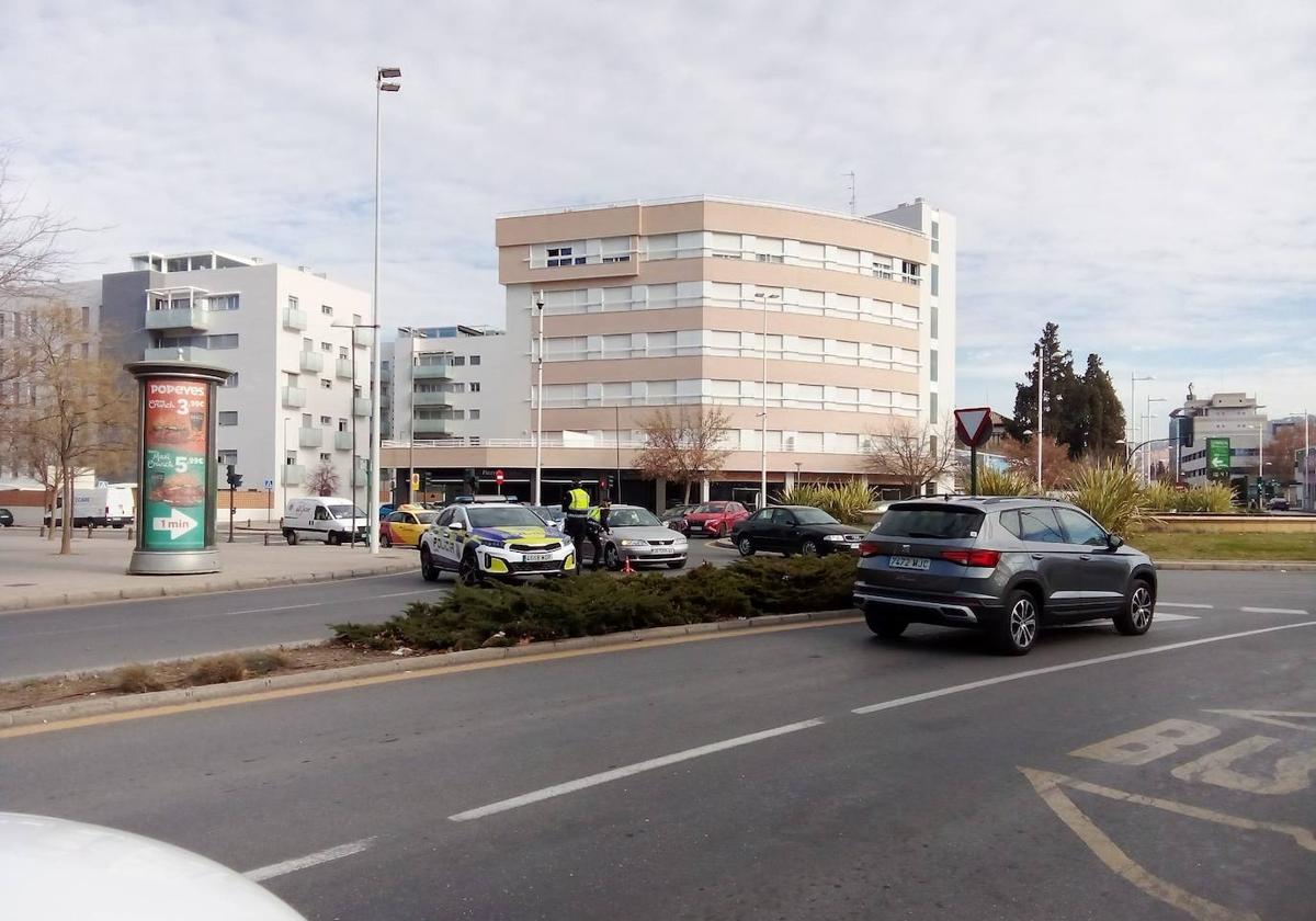 Agentes de la Policía Local en el cruce de Fernando de los Ríos.