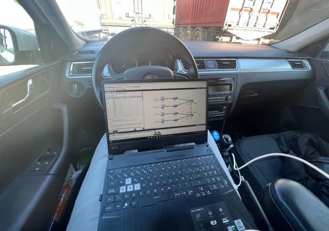 Estudiando en el coche durante el atasco.