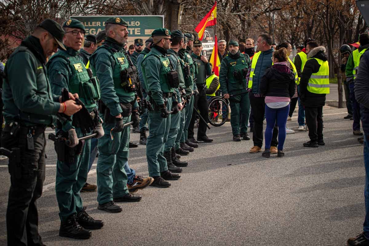 Las imágenes del enfrentamiento entre agricultores y Guardia Civil en Granada