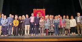 Foto de familia del alcalde con los funcionarios jubilados en 2023.