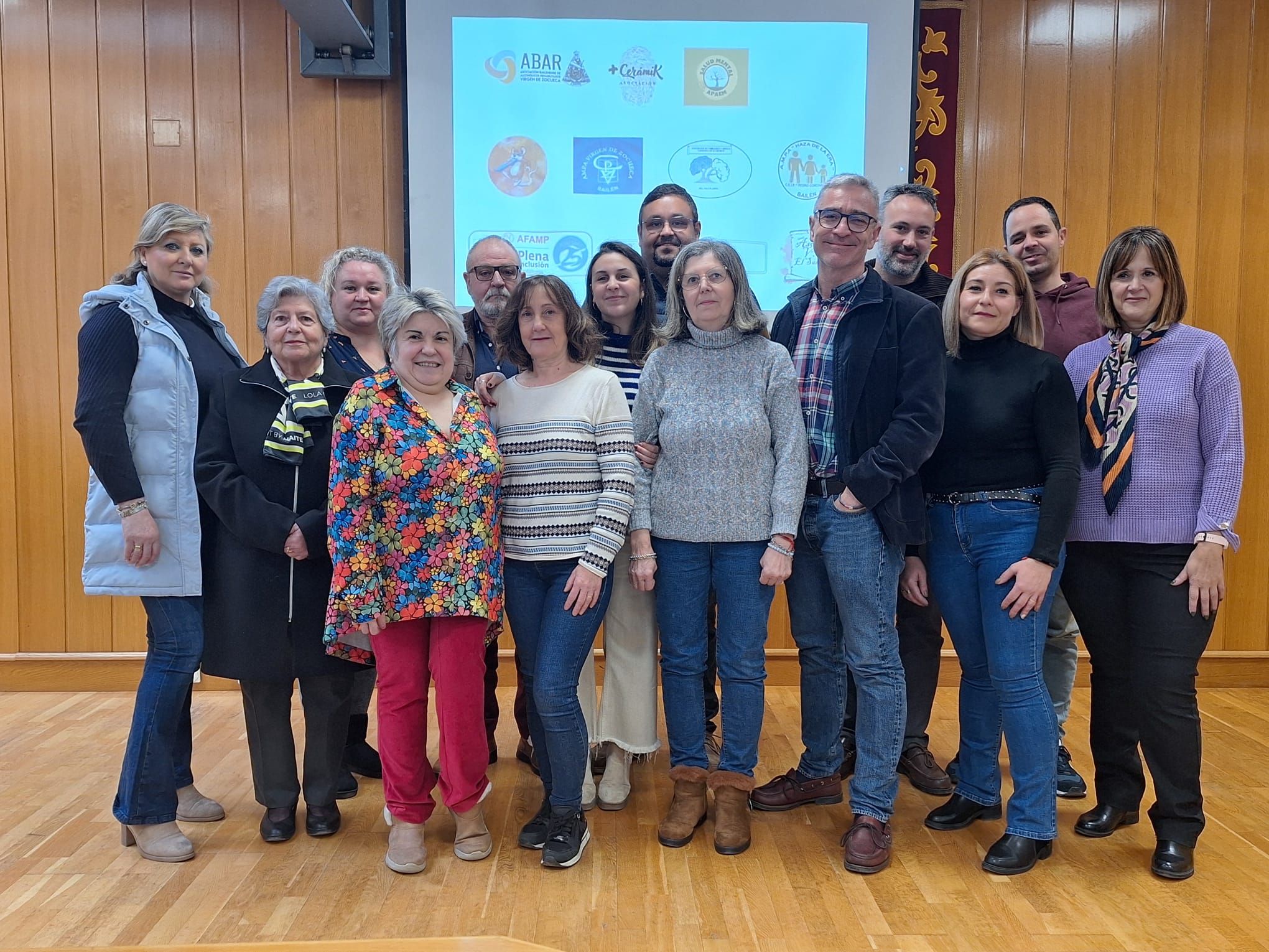 Foto de familia de las asociaciones beneficiadas y el alcalde de Bailén.
