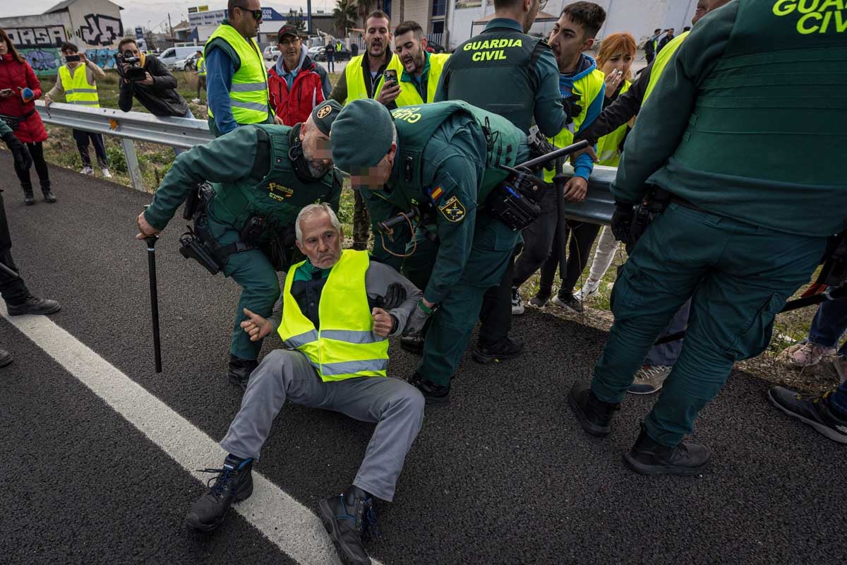 Las imágenes del enfrentamiento entre agricultores y Guardia Civil en Granada