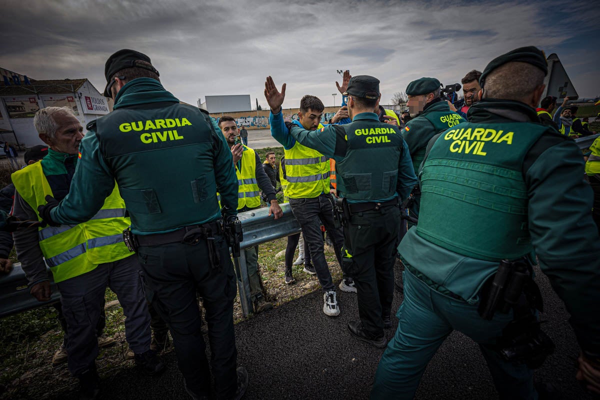 Las imágenes del enfrentamiento entre agricultores y Guardia Civil en Granada