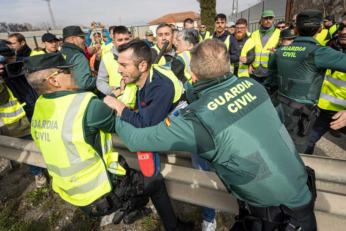 Las imágenes del enfrentamiento entre agricultores y Guardia Civil en Granada