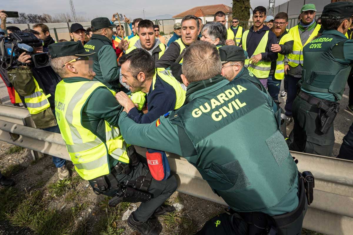 Las imágenes del enfrentamiento entre agricultores y Guardia Civil en Granada