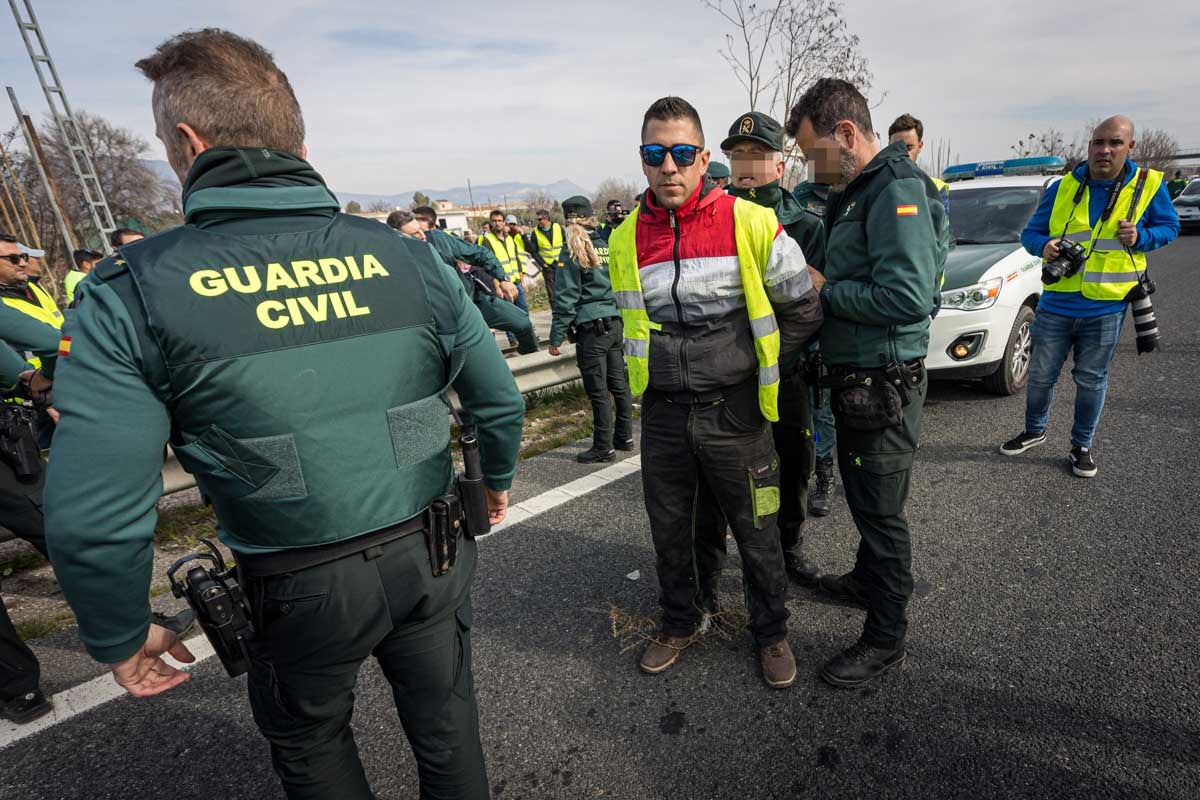 Las imágenes del enfrentamiento entre agricultores y Guardia Civil en Granada
