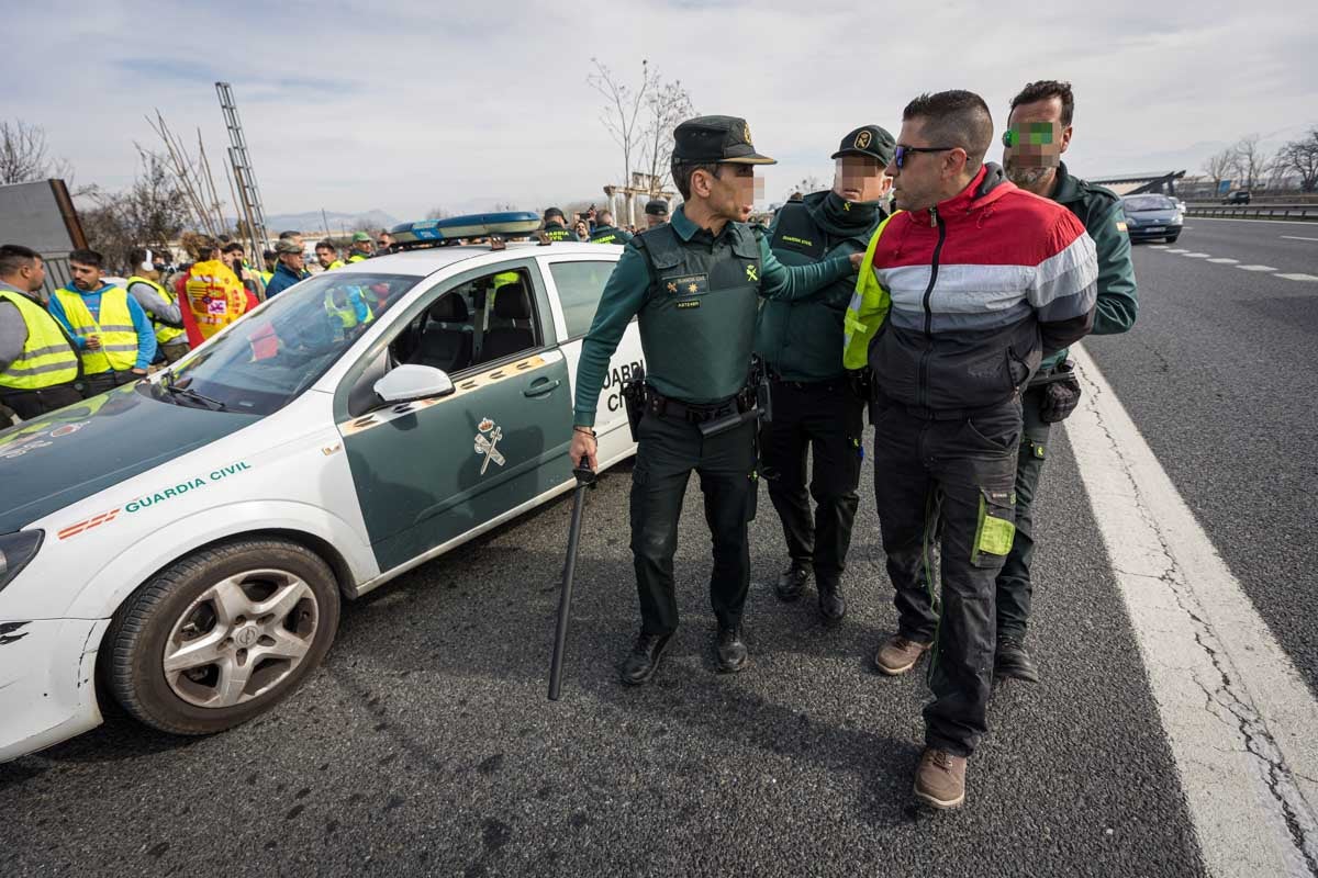 Las imágenes del enfrentamiento entre agricultores y Guardia Civil en Granada