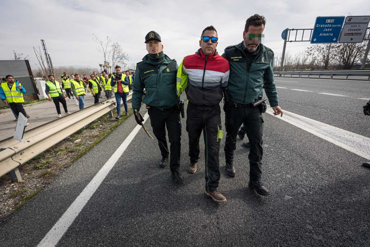 Las imágenes del enfrentamiento entre agricultores y Guardia Civil en Granada