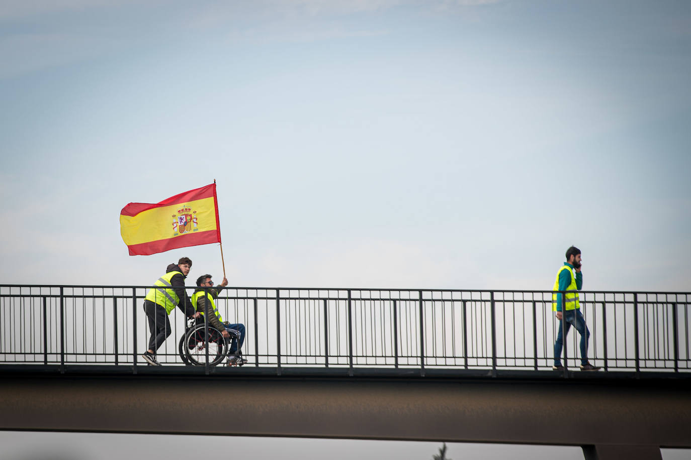 Respaldo a las protestas desde uno de los puentes de la autovía.