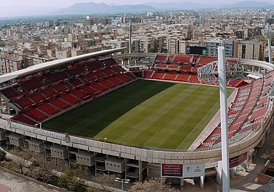 Estadio Nuevo los Cármenes, donde jugará este domingo el Linares Deportivo.