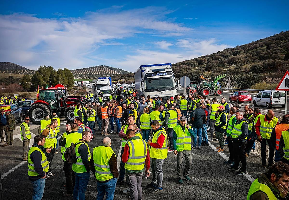 Corte de carretera en la A44 en la Venta de la Nava.