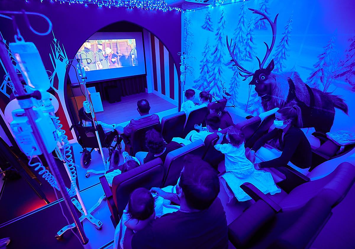 En la octava planta, junto al aula y la ludoteca, un gran cartel anuncia el acceso al 'Cinema'.