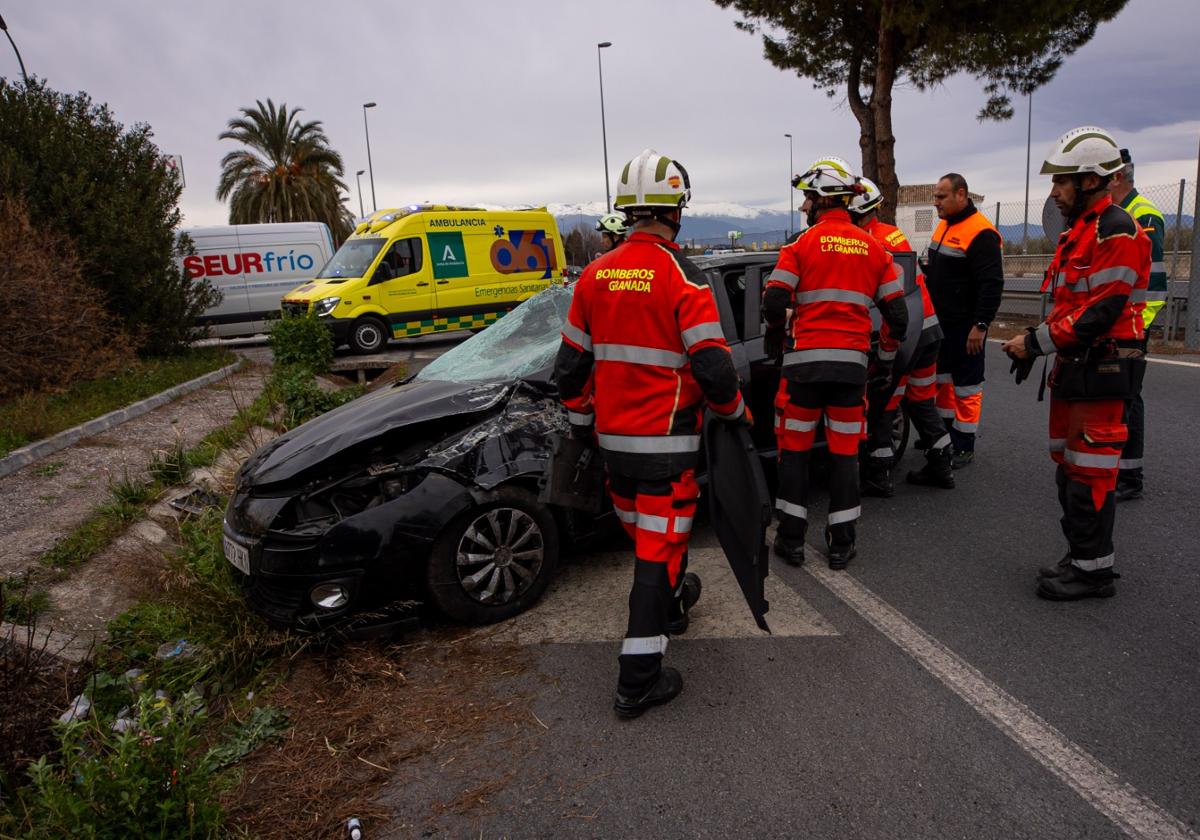 Bomberos de Granada en el rescate a una conductora.