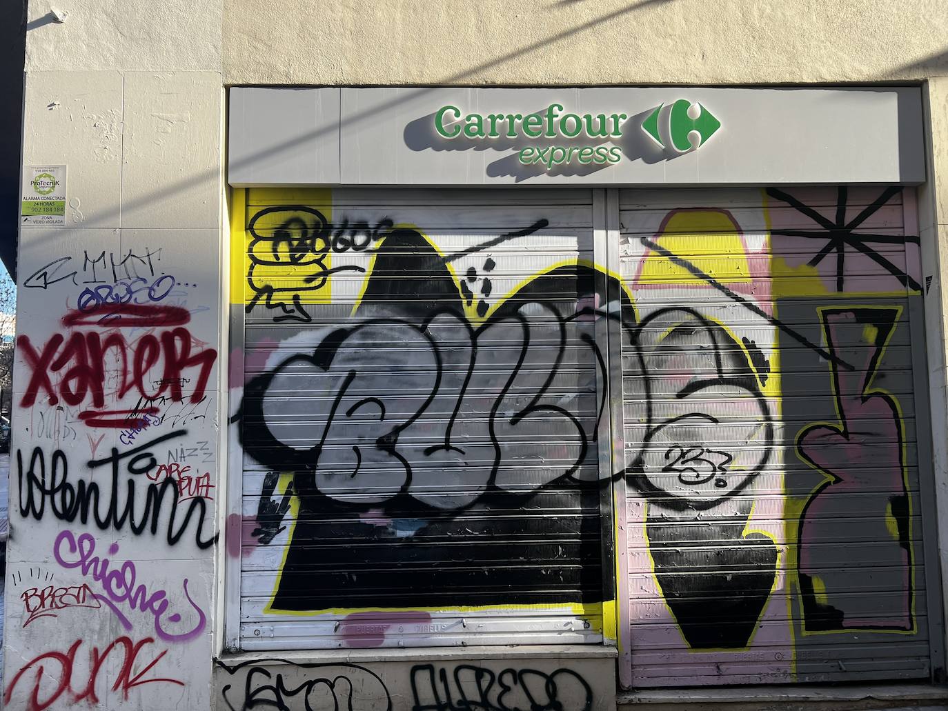 Las imágenes del centro de Granada lleno de grafitis