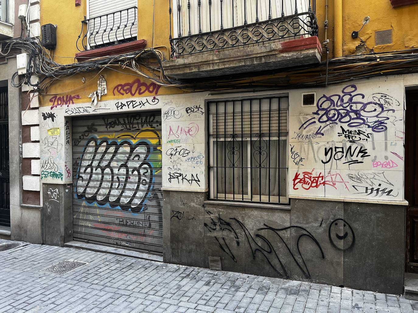 Las imágenes del centro de Granada lleno de grafitis