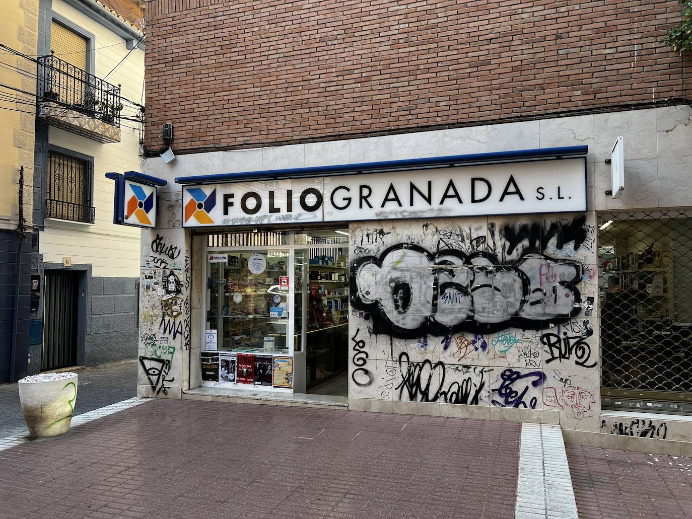 Las imágenes del centro de Granada lleno de grafitis