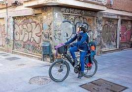 Grafitis en la fachada de un edificio.