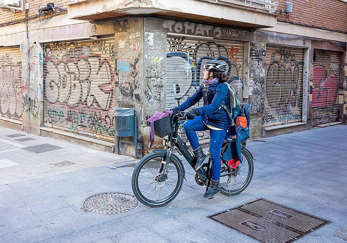 Grafitis en la fachada de un edificio.