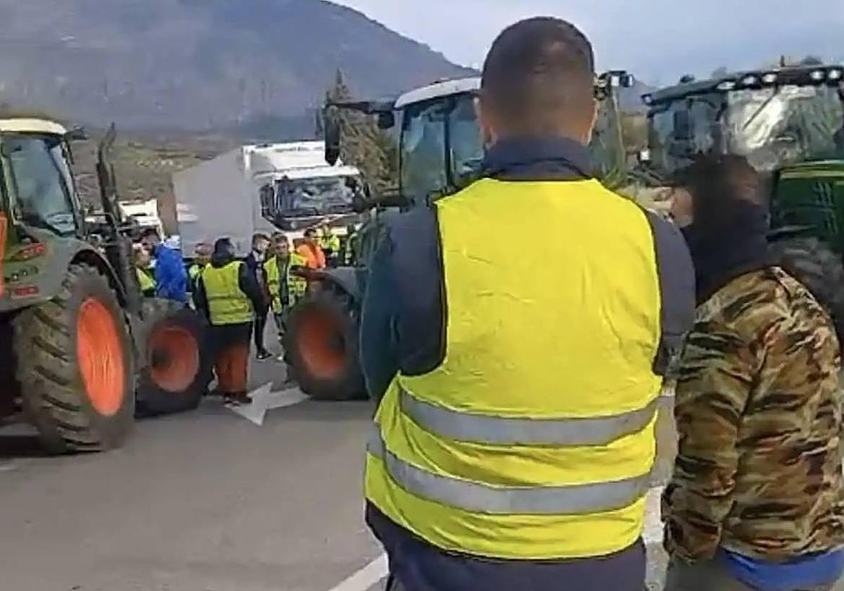 Agricultores, el martes, en el cruce de Huelma.