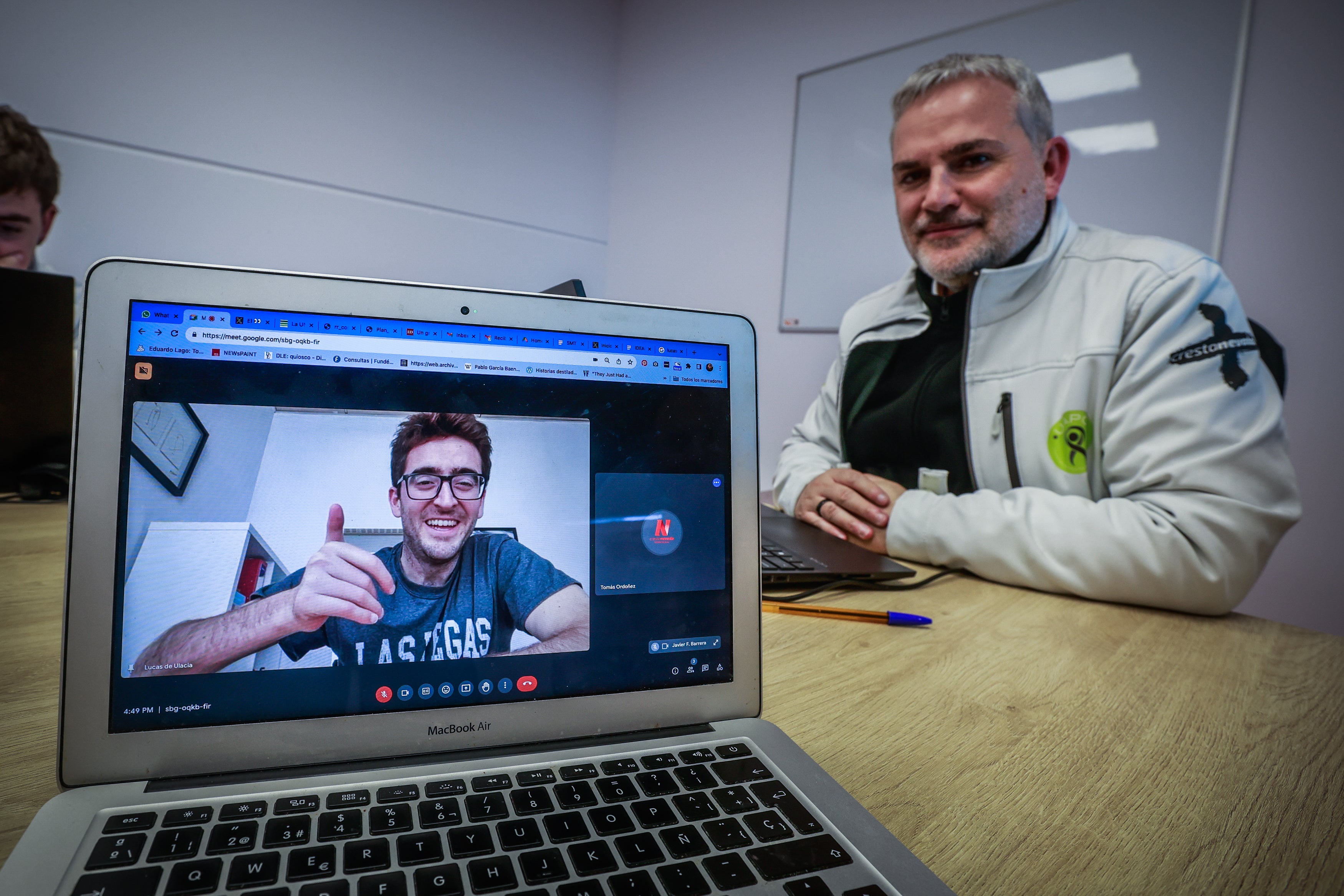 Lucas, en la pantalla, y Tomás, responsable de Marketing de la empresa.