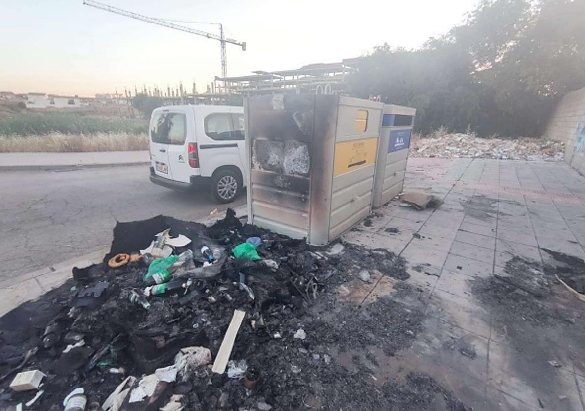 Imagen de contenedores quemados y dañados por el fuego.