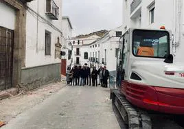 Las autoridades locales y provinciales, en las obras de la calle Real de Cambil.