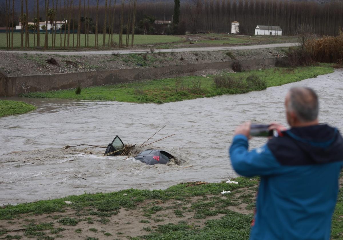 Coche atrapado en el río Genil a su paso por Santa Fe.