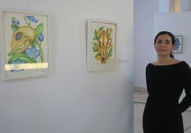 La artista, ante algunas de sus obras.