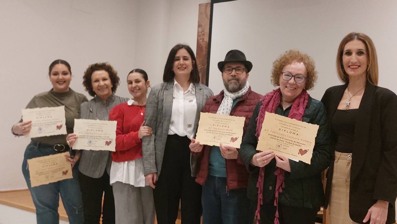 Ganadores con su diploma posan con Lorena Linares, Maite Risueño y Gloria Aliaga.