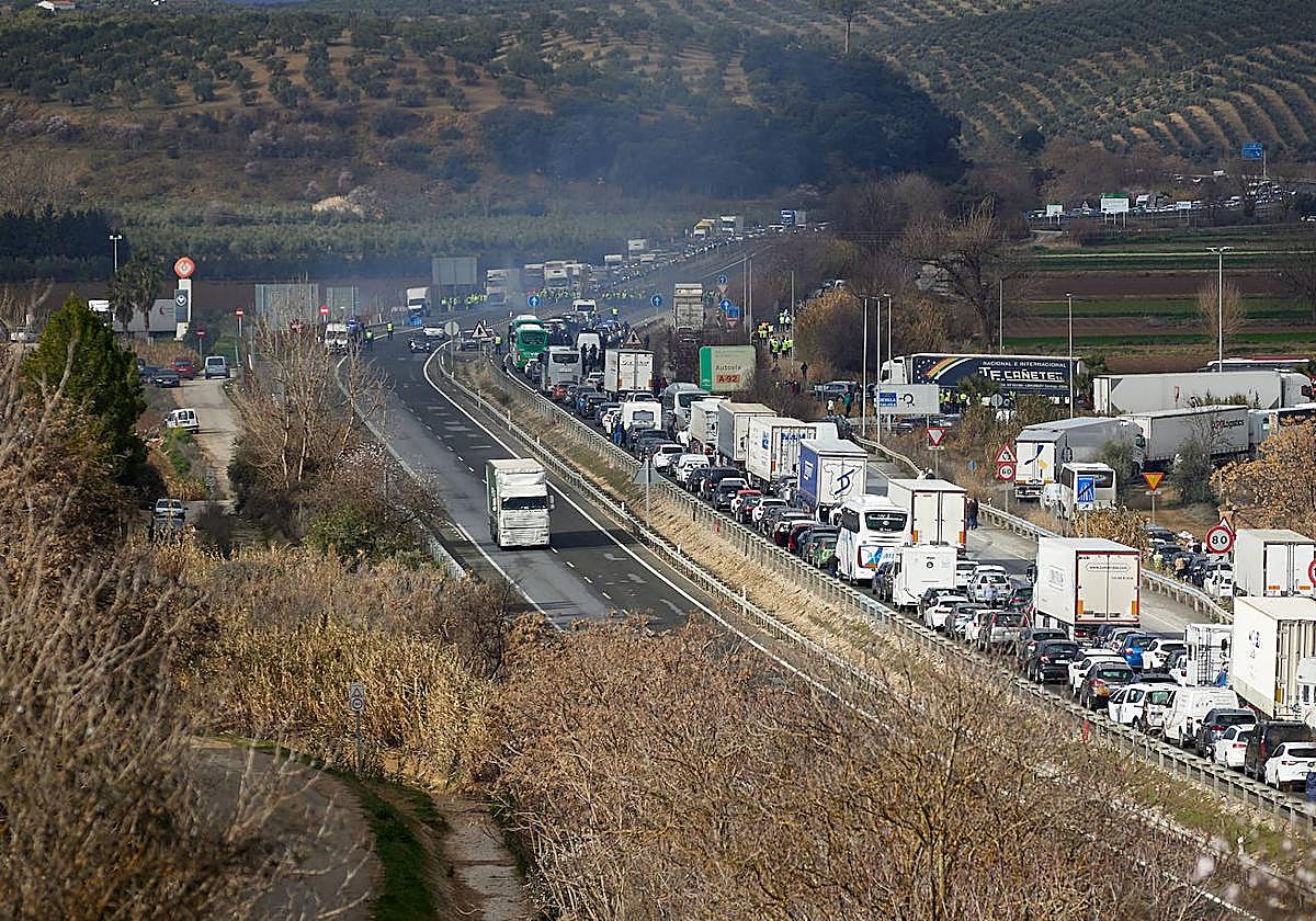 La recta del Llano de Calardos, en Huétor Tájar, colapsada en ambos sentidos.