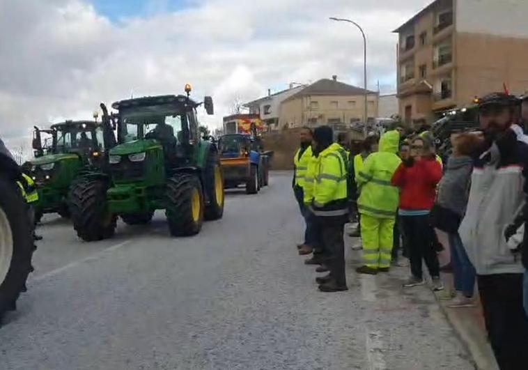 Tractores marchan por el pueblo de Cúllar este sábado