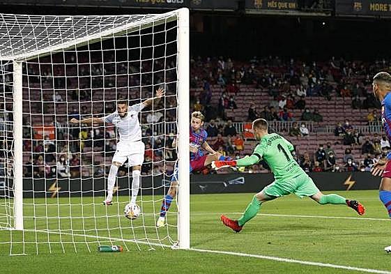 Duarte marca el gol que contribuyó al 1-1 de la última visita al Barcelona, en 2021.
