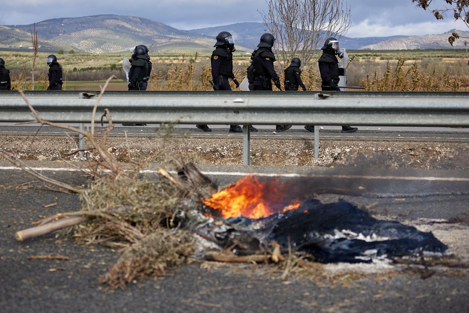 Las protestas de los agricultores de la A-92 en Huétor Tájar, en imágenes