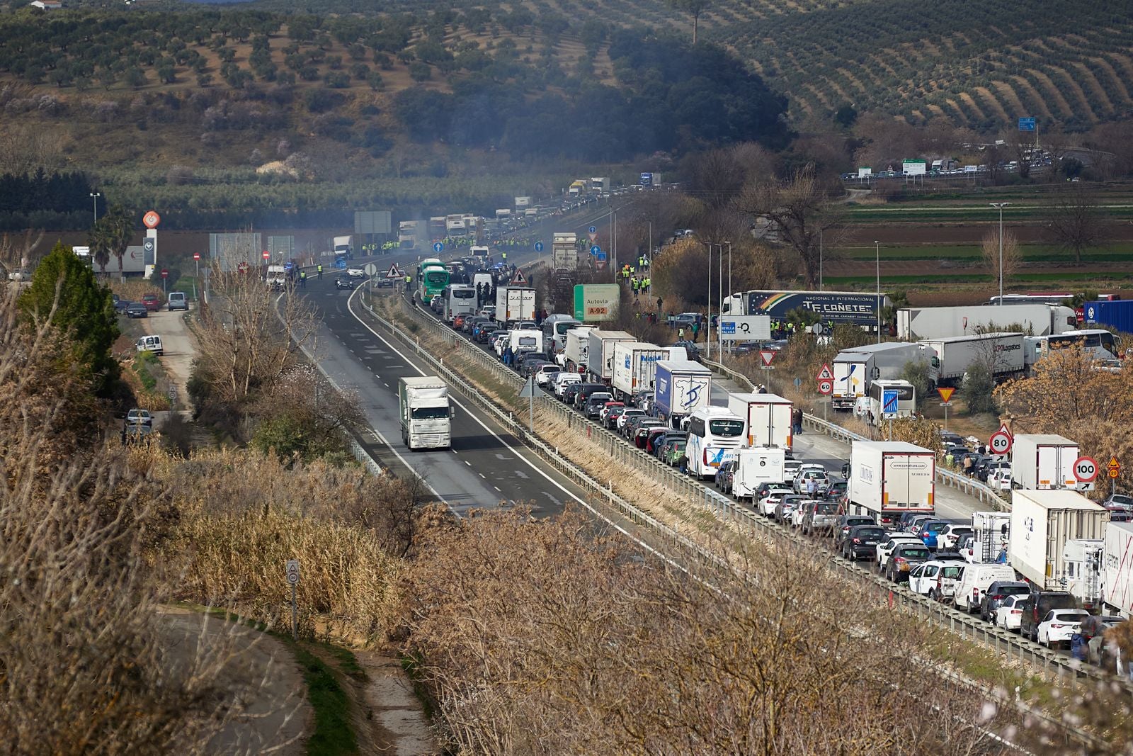 Las protestas de los agricultores de la A-92 en Huétor Tájar, en imágenes