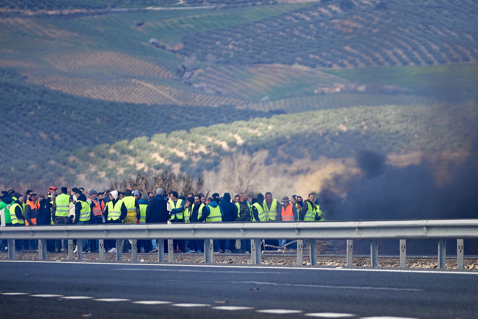 Las protestas de los agricultores de la A-92 en Huétor Tájar, en imágenes