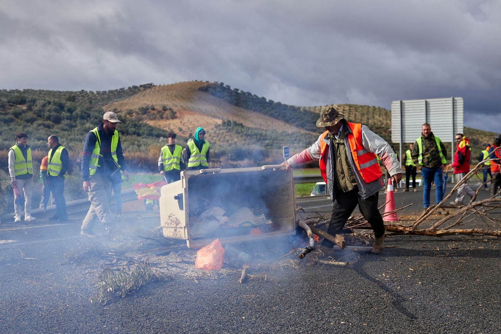 Las protestas de los agricultores de la A-92 en Huétor Tájar, en imágenes