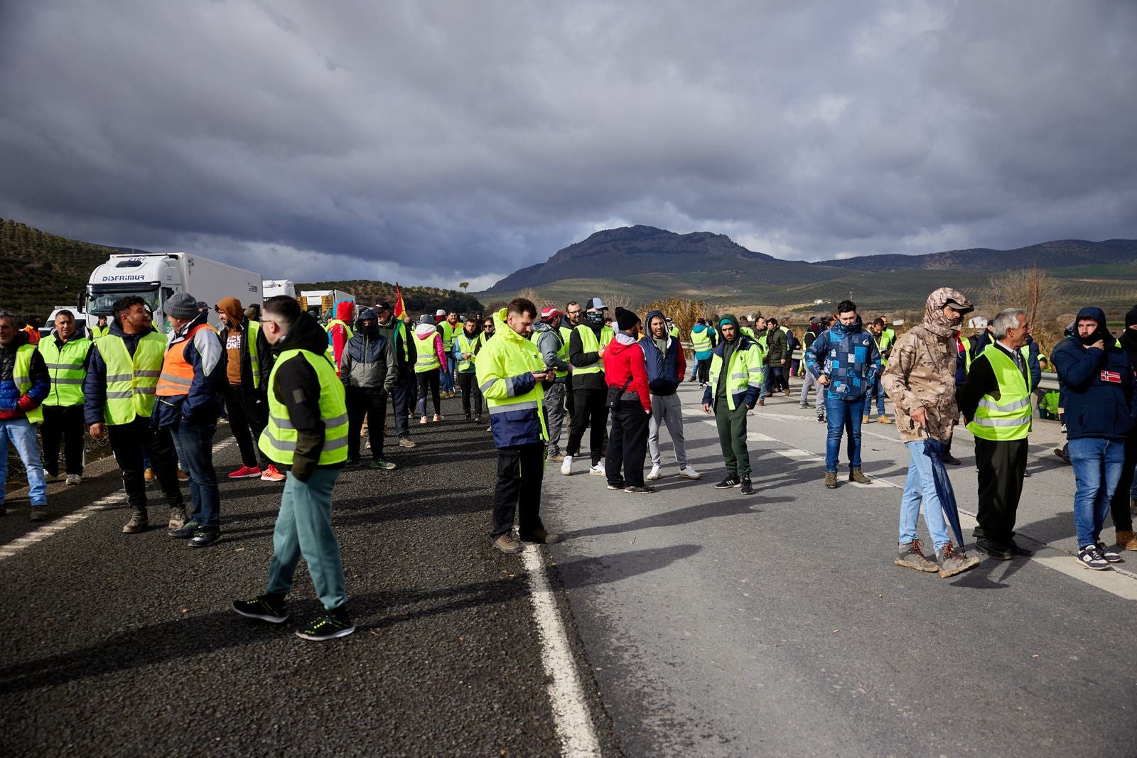 Las protestas de los agricultores de la A-92 en Huétor Tájar, en imágenes