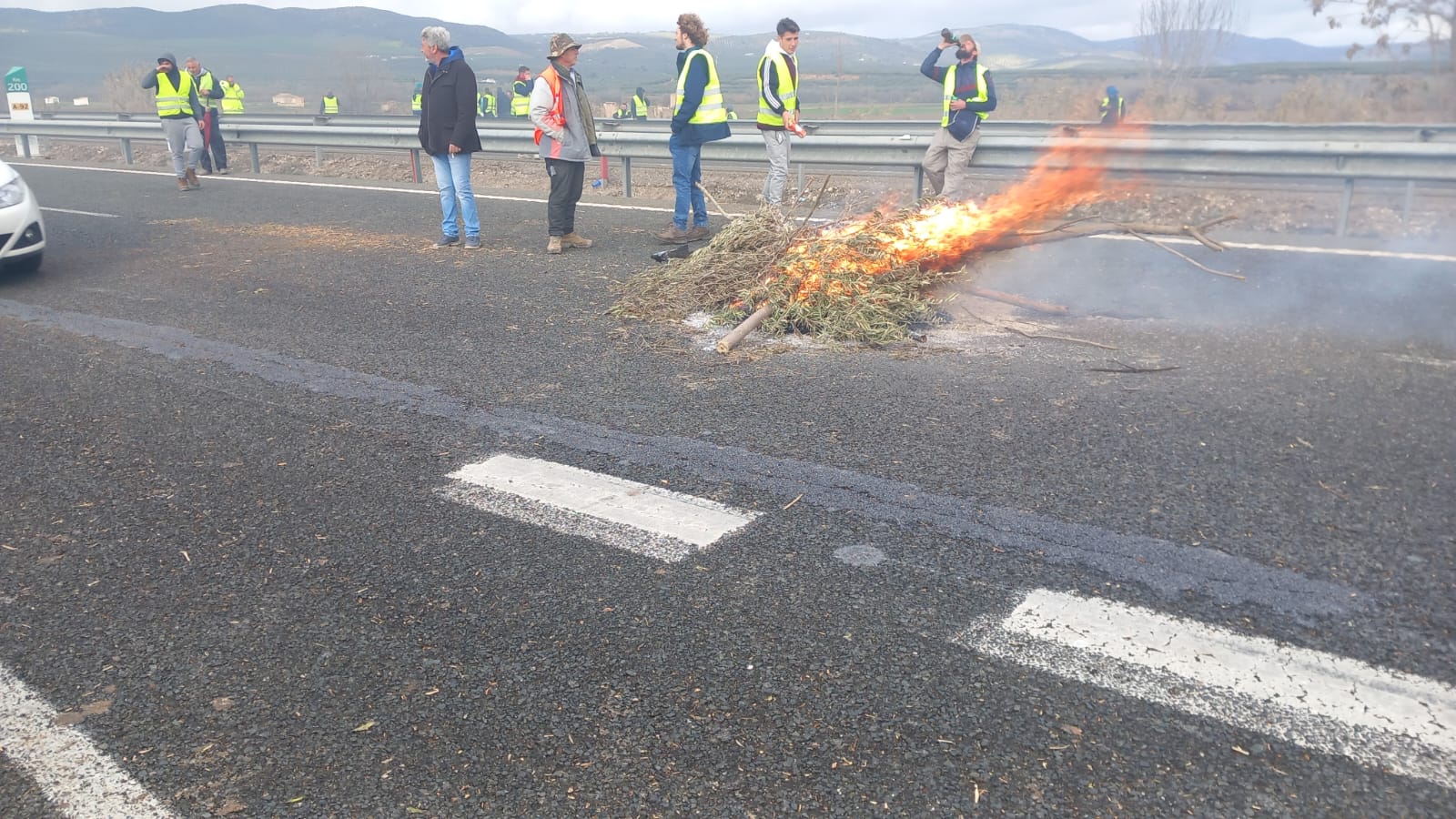 Las protestas de los agricultores de la A-92 en Huétor Tájar, en imágenes