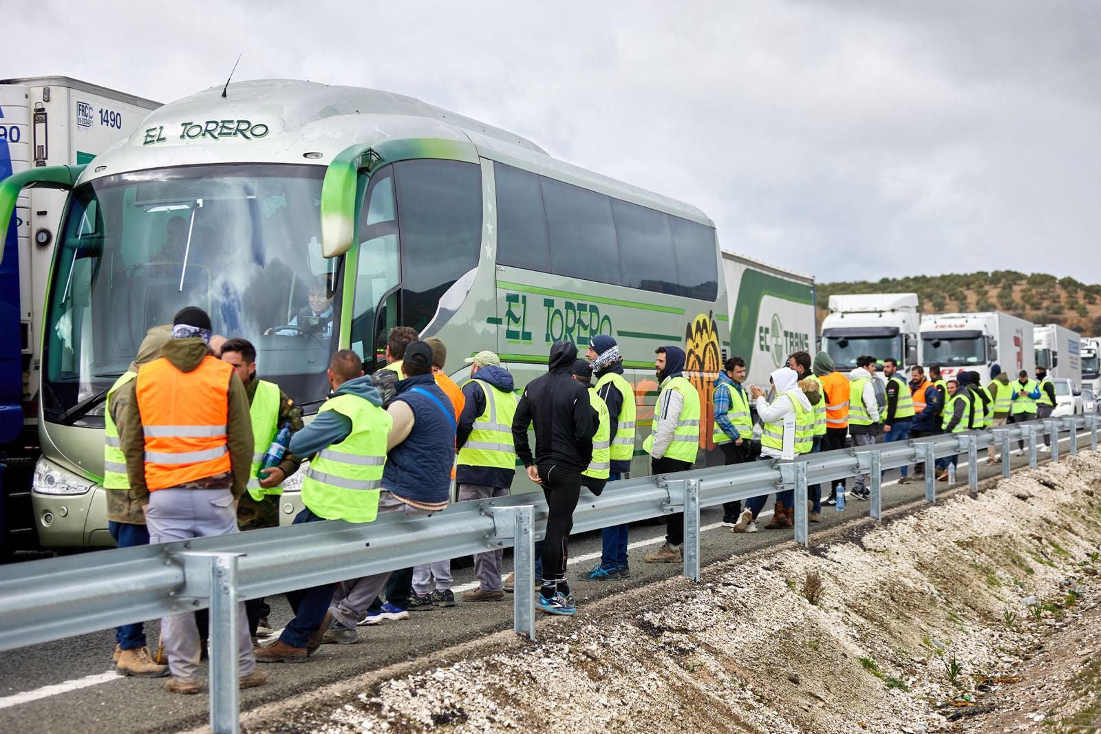 Las protestas de los agricultores de la A-92 en Huétor Tájar, en imágenes