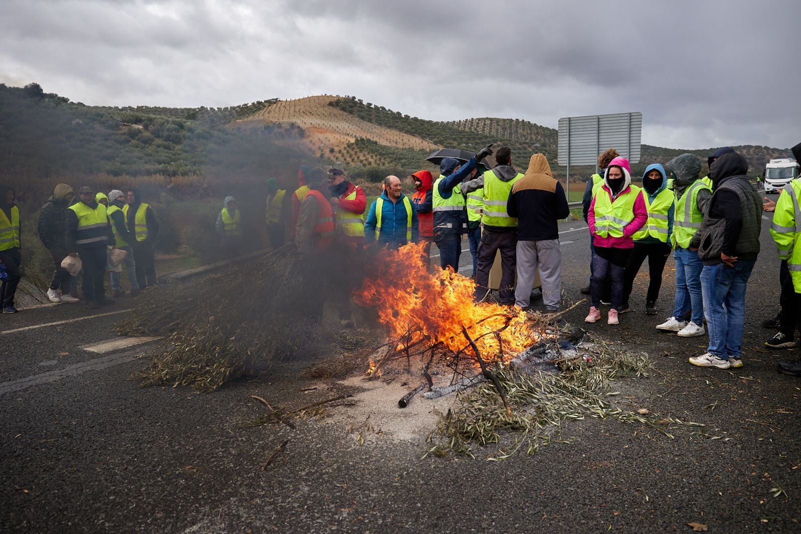 Las protestas de los agricultores de la A-92 en Huétor Tájar, en imágenes