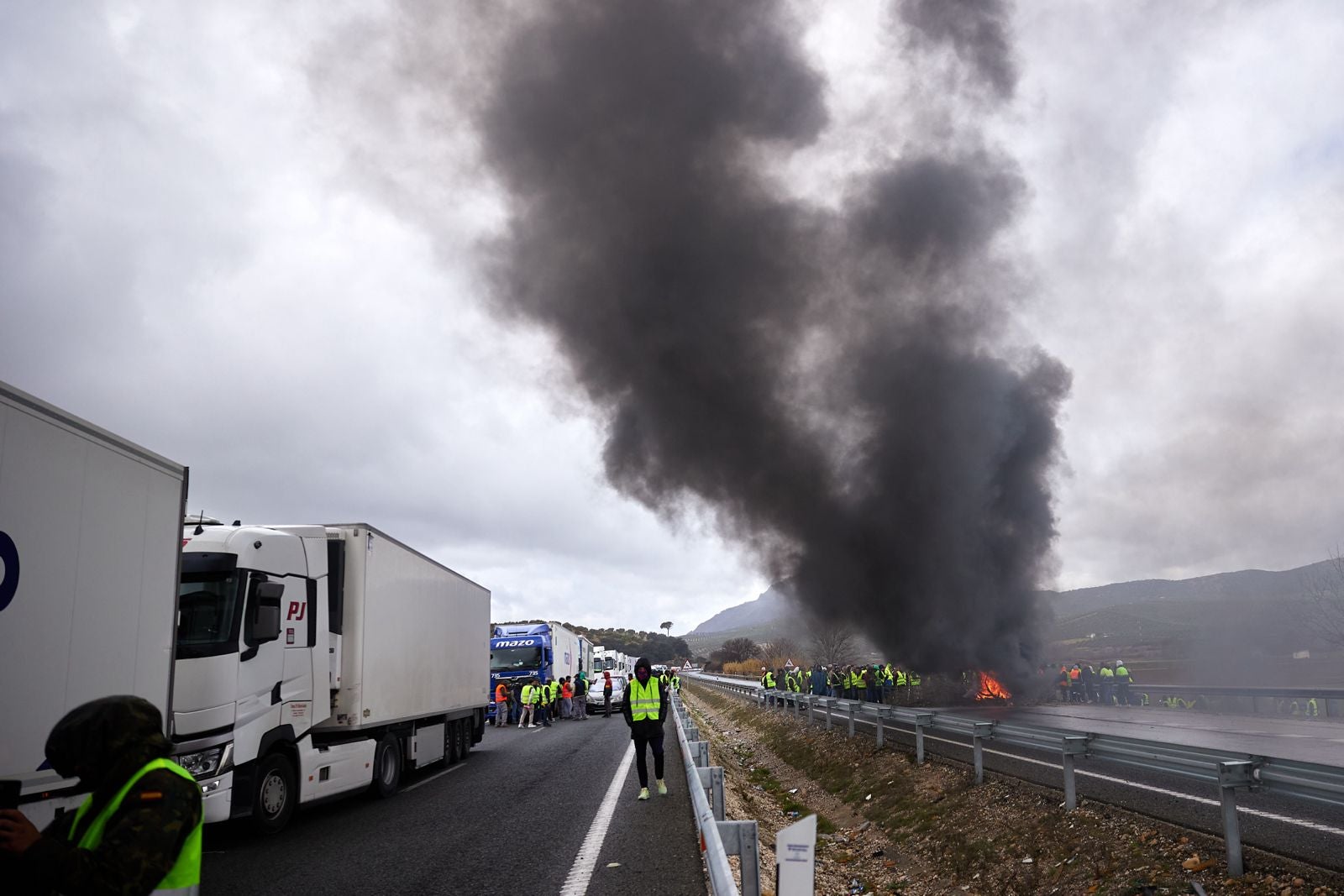 Las protestas de los agricultores de la A-92 en Huétor Tájar, en imágenes