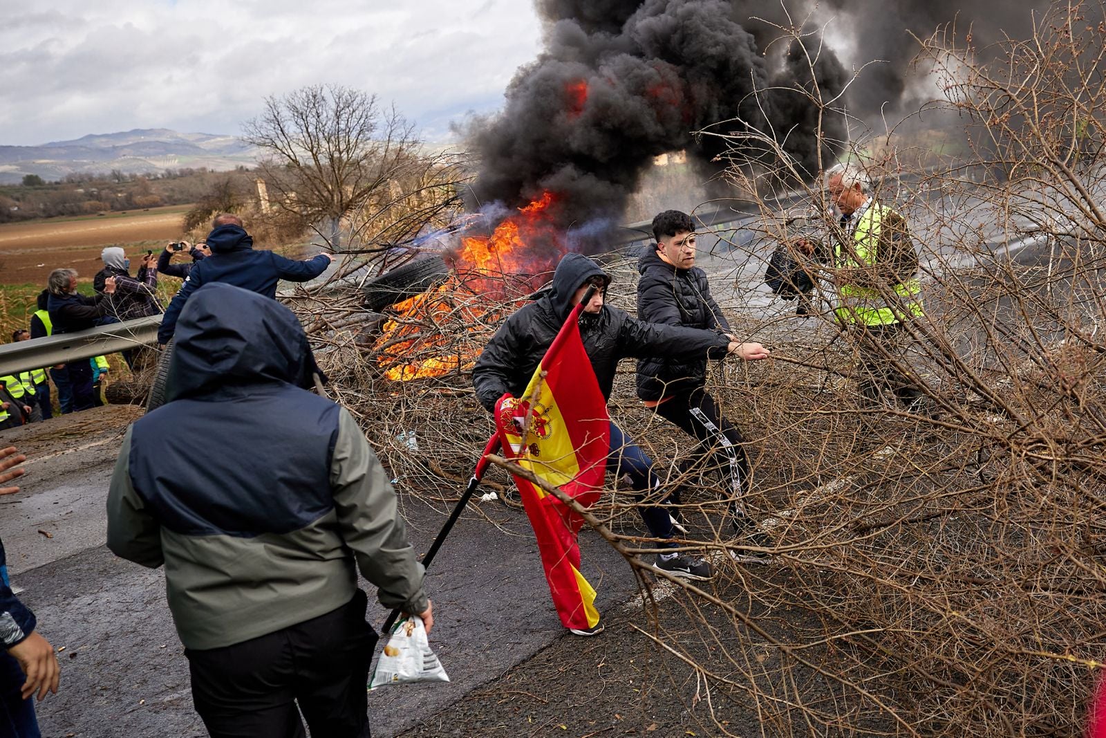 Las protestas de los agricultores de la A-92 en Huétor Tájar, en imágenes