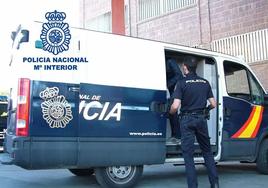 Agentes de Policía Nacional en Almería.