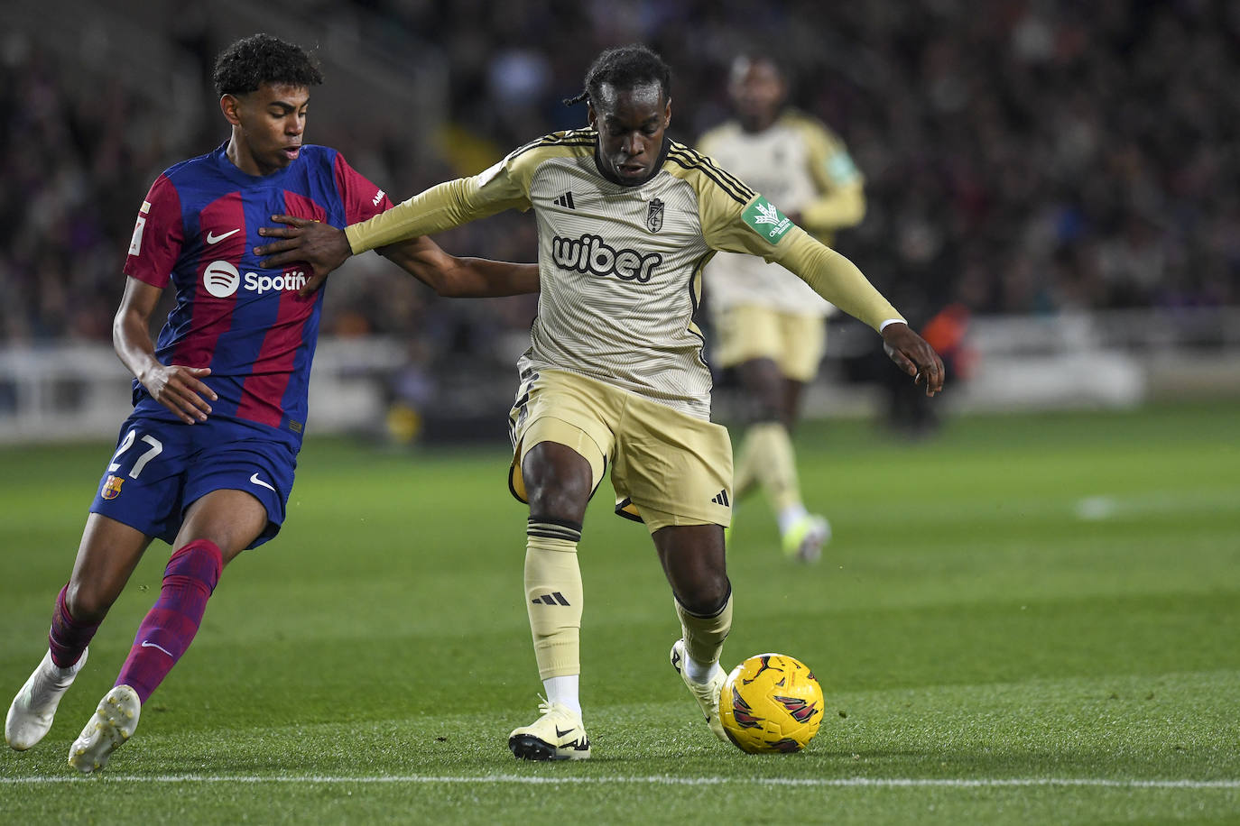 Las imágenes del partidazo del Granada en Barcelona