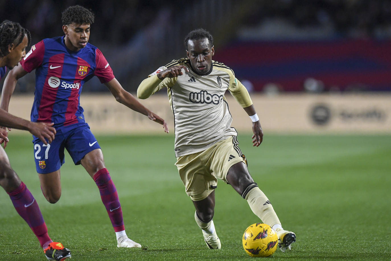 Las imágenes del partidazo del Granada en Barcelona