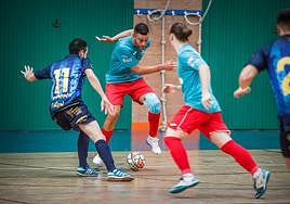 Un jugador del Sima Granada trata de controlar el balón.