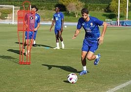 Édgar es la duda de si jugará como central o como pivote.