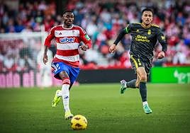 Martin Hongla arranca con el balón en una acción del partido que midió al Granada con la UD Las Palmas.