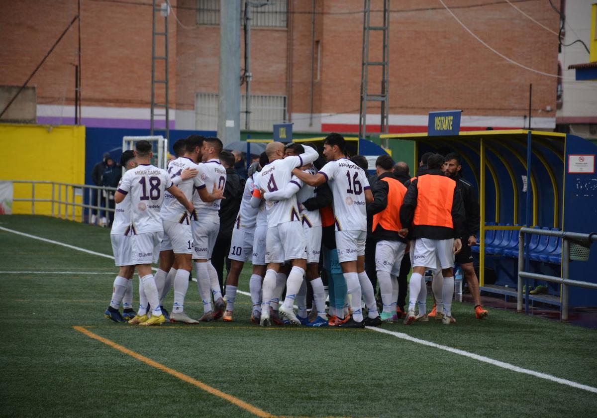 Los jugadores blancos celebran uno de los tantos del partido con los integrantes del banquillo.