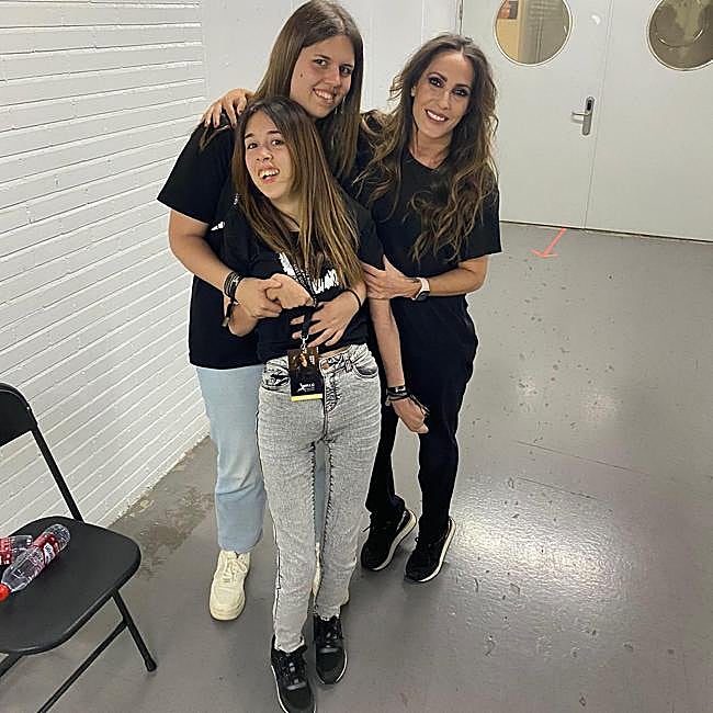 Estrella y Lidia con Malú, en los camerinos del Palacio de Deportes de Granada.